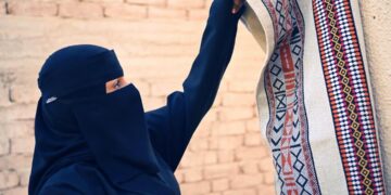 فتاة سعودية تعمل من خلال مشروعها إلى تحويل معالم وتراث العُلا لتصاميم مبتكرة