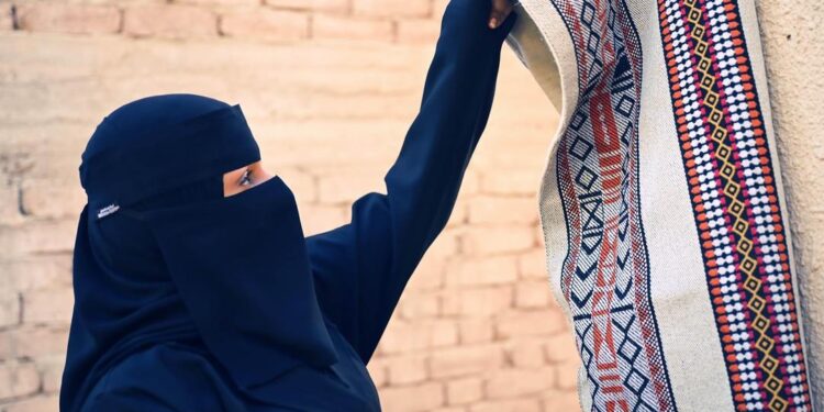 فتاة سعودية تعمل من خلال مشروعها إلى تحويل معالم وتراث العُلا لتصاميم مبتكرة
