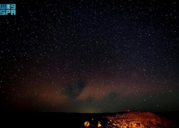 رصد ظاهرة الشفق الفلكي الفريدة في سماء منطقة الحدود الشمالية