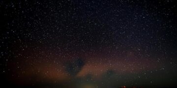 رصد ظاهرة الشفق الفلكي الفريدة في سماء منطقة الحدود الشمالية