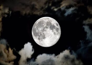 "فلكية جدة" تتابع ظاهرة "إكليل القمر" اليوم