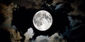 "فلكية جدة" تتابع ظاهرة "إكليل القمر" اليوم