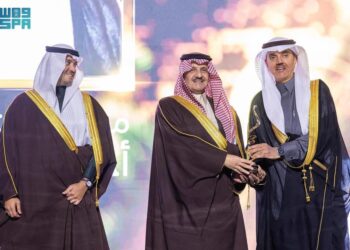 أمير المنطقة الشرقية يكرّم الفائزين بجائزة الأحساء للتميّز في دورتها الثانية