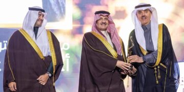 أمير المنطقة الشرقية يكرّم الفائزين بجائزة الأحساء للتميّز في دورتها الثانية
