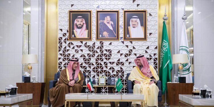 الأمير عبدالعزيز بن سعود يعقد جلسة مباحثات رسمية مع النائب الأول لرئيس مجلس الوزراء وزير الدفاع وزير الداخلية بدولة الكويت