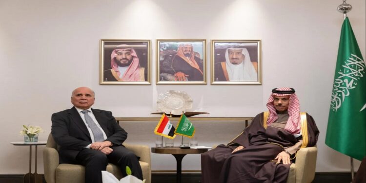 وزير الخارجية السعودي يبحث مع نظيريه العراقي واللبناني المستجدات الإقليمية