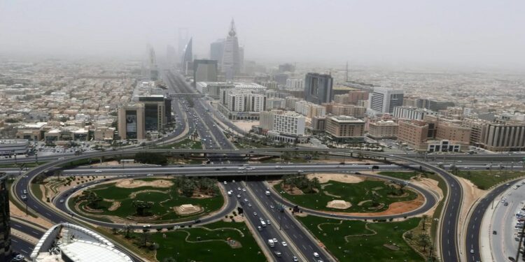 "الأنشطة غير النفطية تدفع النمو الاقتصادي في السعودية إلى 2.8% بالربع الثالث"