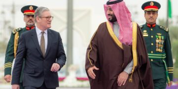 محمد بن سلمان وستارمر يعقدان لقاءً موسعاً