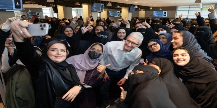 "رئيس «أبل» للمطورين الشباب في المنطقة: احتضنوا العملية وابحثوا عن المتعة في الرحلة"