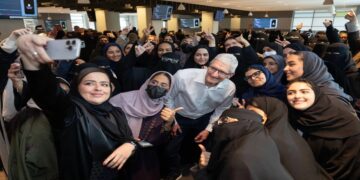 "رئيس «أبل»: المنطقة تشهد نموًا غير عادي في مجال البرمجة"