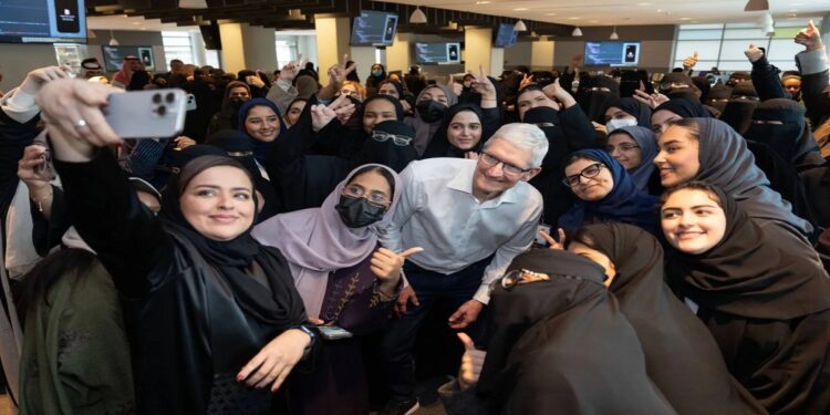 "رئيس «أبل»: المنطقة تشهد نموًا غير عادي في مجال البرمجة"
