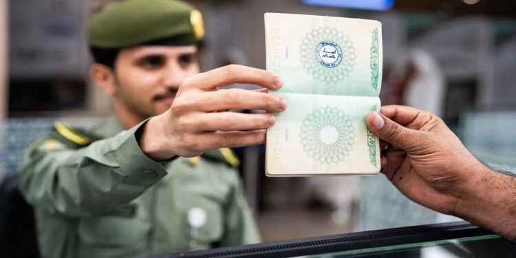 السعودية ترحب بزائريها بختم جديد: «أهلاً بالعالم»