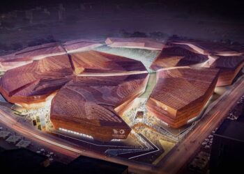 **استاد المربع الجديد... تحفة معمارية تضيء مونديال 2034** وسيكون استاد المربع الجديد أحد الملاعب المعتمدة من أصل 15 ملعباً في أرجاء السعودية، ضمن خطة وطنية لتهيئة البنية التحتية الرياضية، وتبلغ سعة الاستاد أكثر من 45 ألف مقعد، وهو مصمم لتقديم تجارب استثنائية لكل من اللاعبين وجماهير كرة القدم من جميع أنحاء العالم. ويستلهم الاستاد تصميمه من شجرة الطلح، حيث تجمع الهندسة المعمارية بين العناصر الثقافية السعودية مع التصميم العصري، ويرمز هذا الدمج إلى إبراز المملكة لتراثها ودمجها مع رؤية ثاقبة للمستقبل، كما أن من أبرز مزايا الاستاد دمج التقنيات الحديثة، لتقديم تجارب تضفي مزيداً من الأجواء الترحيبية على بطولة كأس العالم. وسيسخر استاد المربع الجديد إمكانياته المتطورة في سبيل تقديم تجارب مميزة لدى الجمهور، ودمج مزايا وسمات متقدمة للمقاعد والمنصات التفاعلية الرقمية من خلال وضع معايير جديدة للتفاعل والمشاركة أثناء جميع الفعاليات، وخلال استضافة كأس العالم.