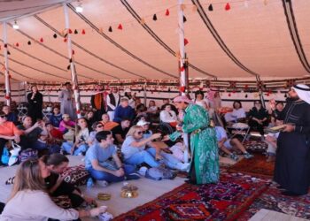 مهرجان الملك عبد العزيز للإبل: 90 سائحاً يستمتعون بتجربة استثنائية في الصياهد