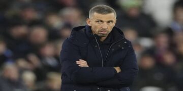 "وولفرهامبتون يضع مدرب الشباب ضمن خياراته التدريبية"