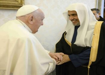 العيسى يلتقي البابا في روما ويطلق "جائزة الدراسات الإسلامية واللغة العربية"