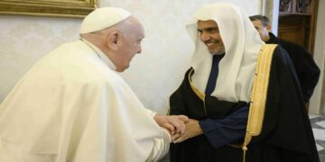 العيسى يلتقي البابا في روما ويطلق "جائزة الدراسات الإسلامية واللغة العربية"