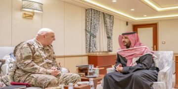 خالد بن سلمان وعون يناقشان تطورات الأوضاع في لبنان