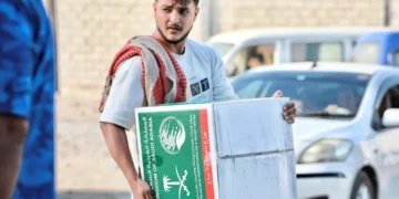 مركز الملك سلمان للإغاثة يوزّع 641 سلة غذائية في عدة مديريات بمحافظتي عدن ولحج