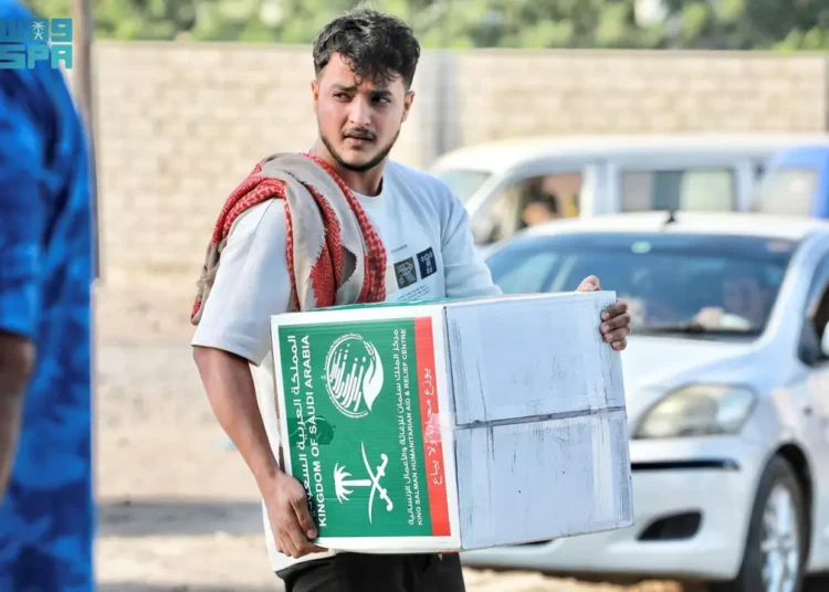 مركز الملك سلمان للإغاثة يوزّع 641 سلة غذائية في عدة مديريات بمحافظتي عدن ولحج