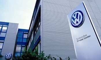 الأزمة لا زالت قائمة.. ضغوط على “فولكس فاغن” لحل مشكلة أجور العاملين