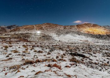 "جبال تبوك تعانق الغمام وتكتسي بالثلوج"