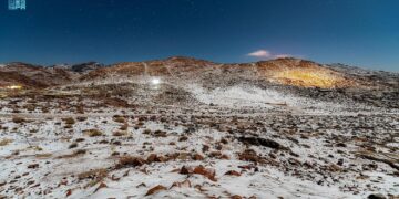 "جبال تبوك تعانق الغمام وتكتسي بالثلوج"