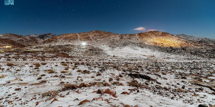 "جبال تبوك تعانق الغمام وتكتسي بالثلوج"