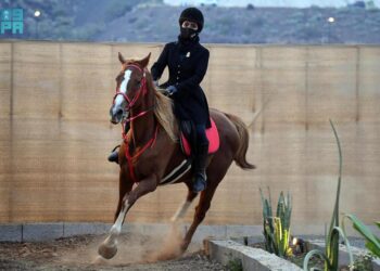 ركوب الخيل والرماية.. فعالية رياضية جاذبة في شتاء محايل عسير