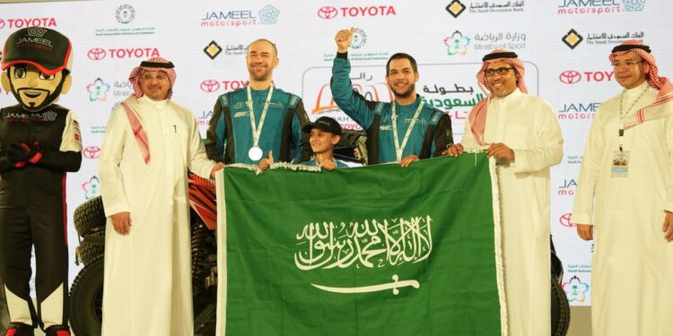 الأمير «سعود بن جلوي» يكرّم البطل معاذ حريري في إنجاز جديد برالي جدة 2024