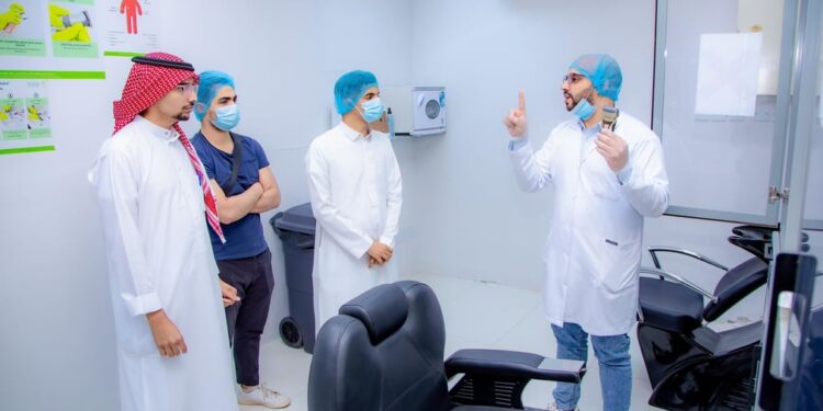 أمانة تبوك تجري 7466 اختبار للعاملين في منشآت الغذاء والصحة العامة