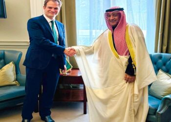 "الأمين العام لمجلس التعاون يلتقي وزير الدولة البريطاني لشؤون الشرق الأوسط وشمال أفريقيا"