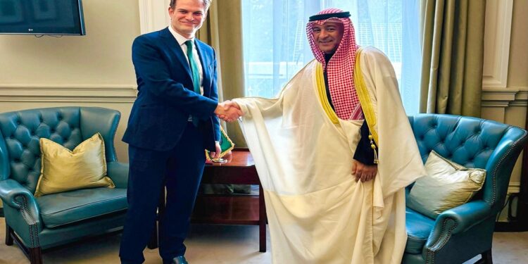 "الأمين العام لمجلس التعاون يلتقي وزير الدولة البريطاني لشؤون الشرق الأوسط وشمال أفريقيا"