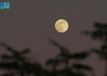 “واس” ترصد القمر البارد في سماء رفحاء .. آخر بدر مكتمل في 2024