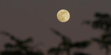 “واس” ترصد القمر البارد في سماء رفحاء .. آخر بدر مكتمل في 2024