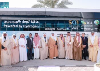 محافظ الأحساء يدشن أول حافلة تعمل بالهيدروجين في المملكة