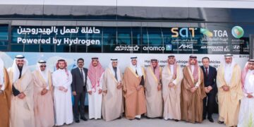 محافظ الأحساء يدشن أول حافلة تعمل بالهيدروجين في المملكة