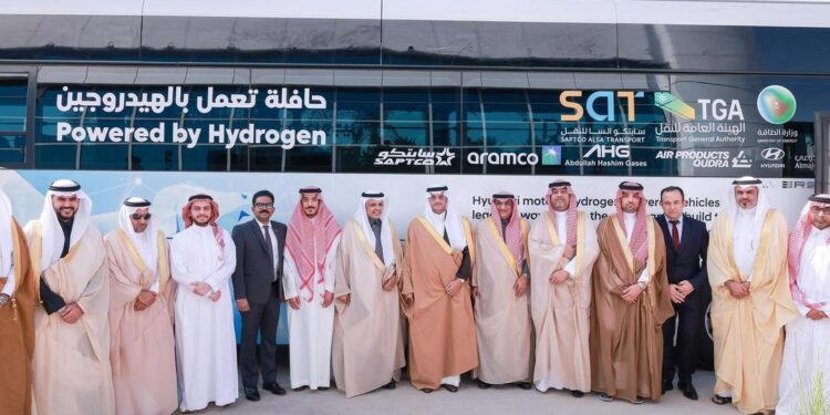 محافظ الأحساء يدشن أول حافلة تعمل بالهيدروجين في المملكة