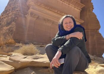 بريطانية تخوض تجربة السير على الأقدام لاستكشاف معالم المملكة