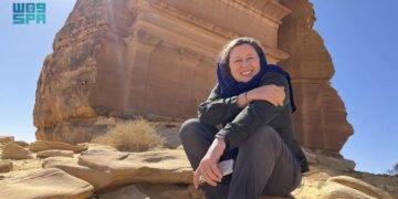 بريطانية تخوض تجربة السير على الأقدام لاستكشاف معالم المملكة