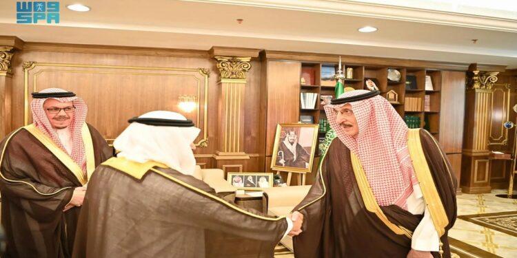 أمير جازان يستقبل رئيس كلية منار الجنوب للعلوم والتقنية