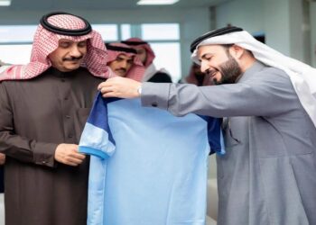 محافظ حفر الباطن يستعرض البرامج الرياضية والاجتماعية المميزة في نادي الباطن.