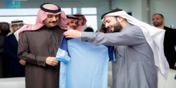 محافظ حفر الباطن يستعرض البرامج الرياضية والاجتماعية المميزة في نادي الباطن.