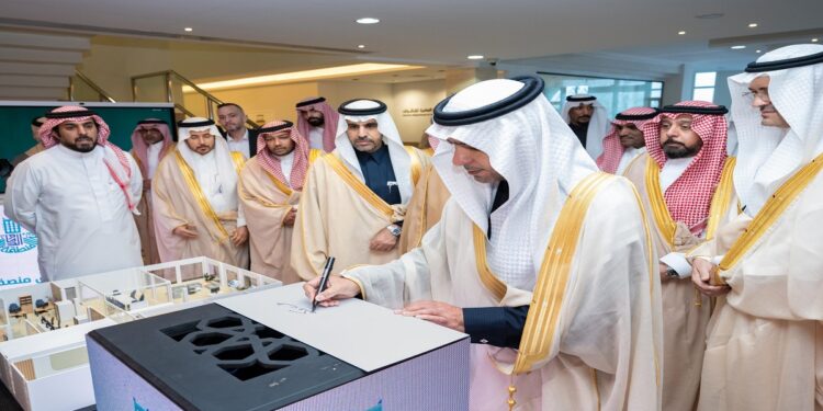 وزير البلديات والإسكان يطلع على أبرز الخدمات التي تقدمها أمانة الشرقية ويدشن عددًا من المشاريع التنموية بالمنطقة