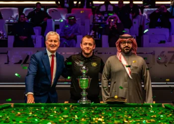 تتويج مارك ألين بكأس بطولة موسم الرياض للسنوكر