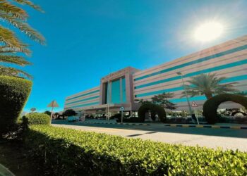 تقنية المراقبة العصبية تنقذ حياة معتمرة يمنية من ورم في قاع الجمجمة بمدينة الملك عبدالله الطبية