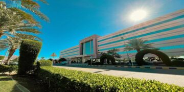 تقنية المراقبة العصبية تنقذ حياة معتمرة يمنية من ورم في قاع الجمجمة بمدينة الملك عبدالله الطبية