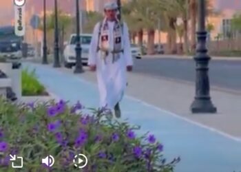 شاهد.. رحالة من ‎سلطنة عمان يقطع 4 آلاف كم سيرا على الأقدام قبل الوصول إلى ‎المدينة المنورة