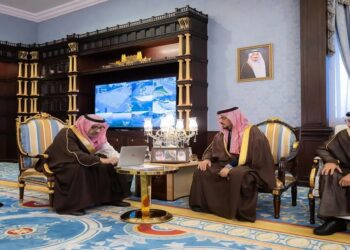 الأمير حسام بن سعود يدشّن المنصة الرقمية الموحدة للطرق في منطقة الباحة