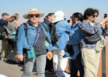 مهرجان الملك عبدالعزيز للإبل يستقطب وفودًا دولية من سبع دول لتعزيز التبادل الثقافي وإبراز التراث السعودي.